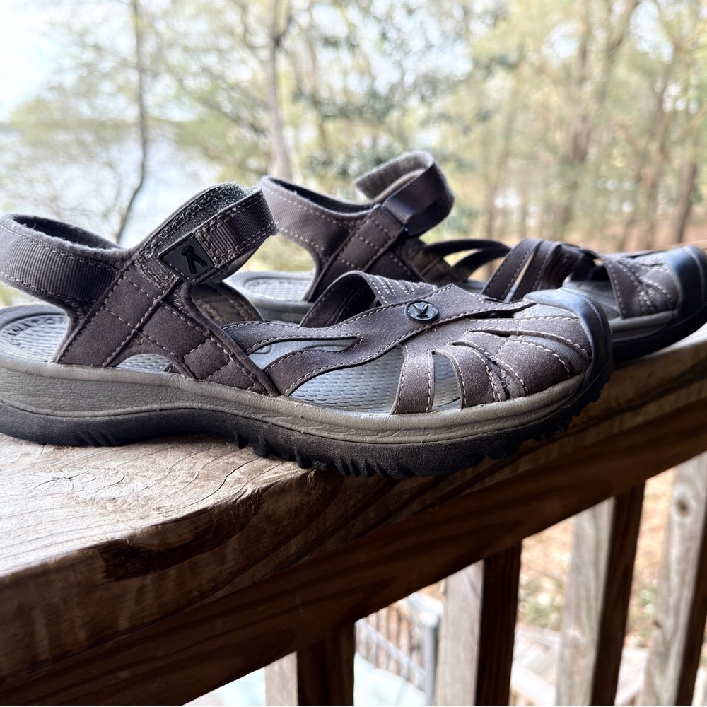 KEEN gray closed-toe sport / hiking sandals
Sz 10